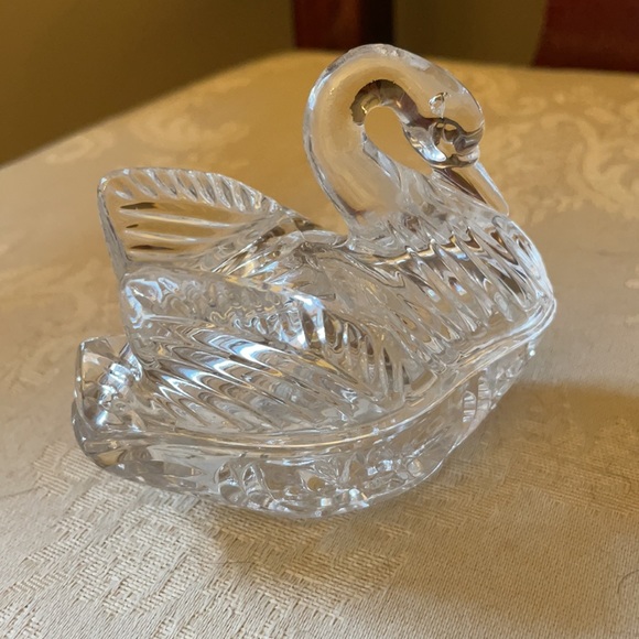 Vintage clear cut pressed glass swan trinket box - Picture 5 of 10